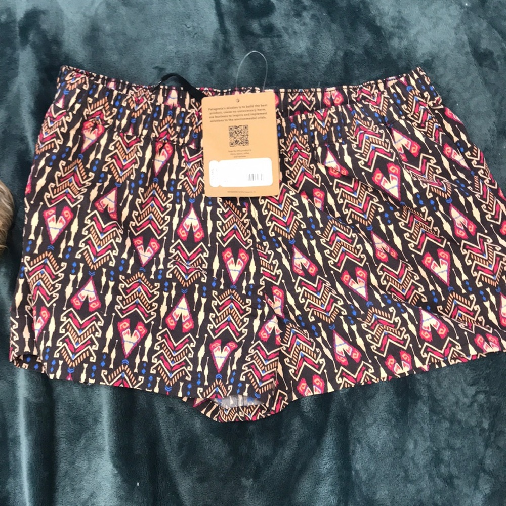 NWT Patagonia Barely Baggies shorts size Large